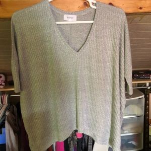 Size M cream colored top